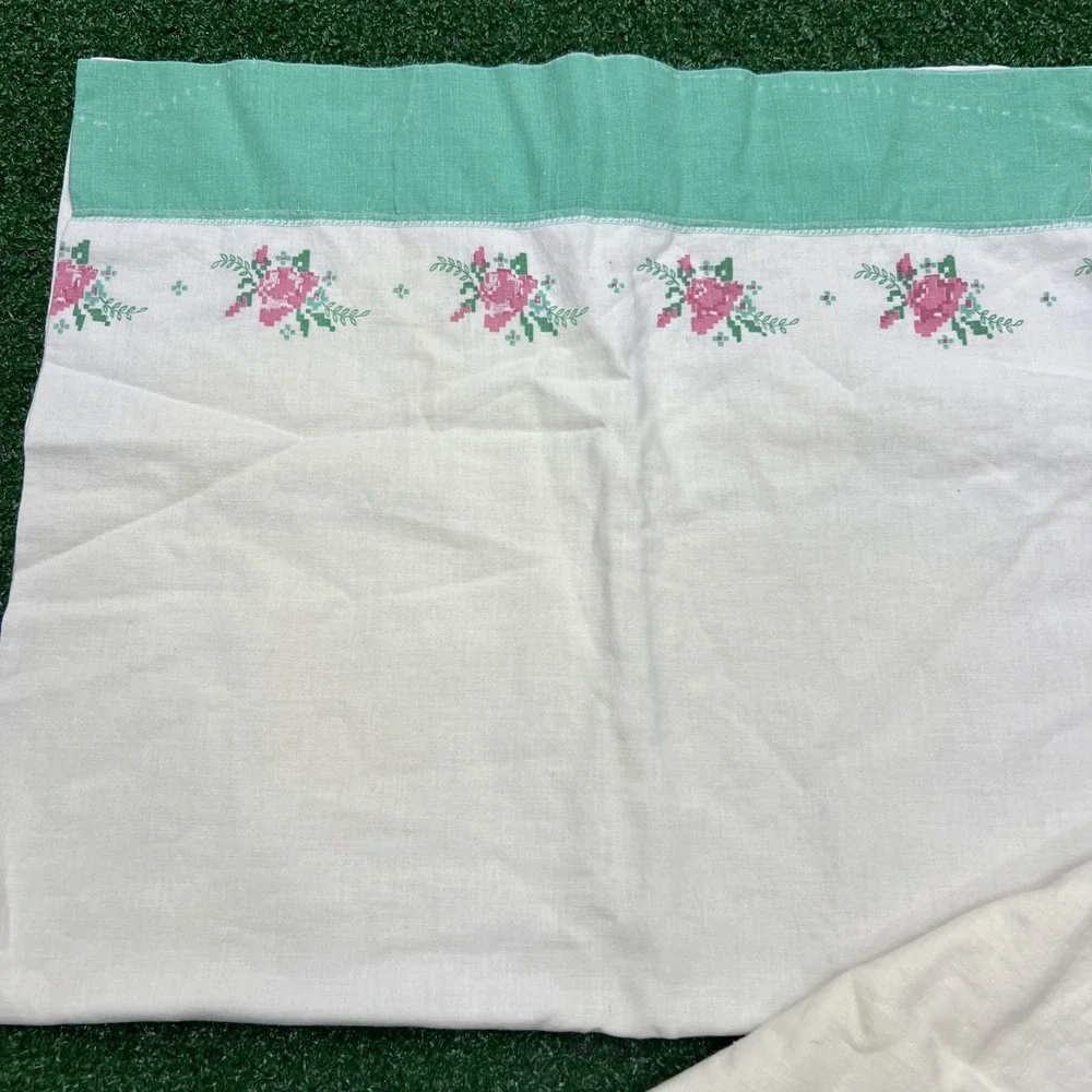 VTG Pink Roses On Off White & Green Pillowcases Lot Of 2 See Pictures‎